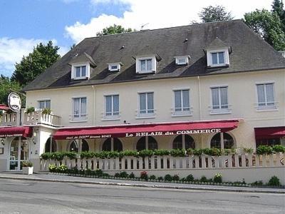 Logis Hotel Restaurant Du Commerce Pont-d'Ouilly ภายนอก รูปภาพ