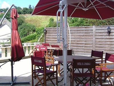 Logis Hotel Restaurant Du Commerce Pont-d'Ouilly ภายนอก รูปภาพ