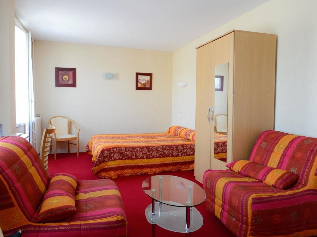Logis Hotel Restaurant Du Commerce Pont-d'Ouilly ภายนอก รูปภาพ