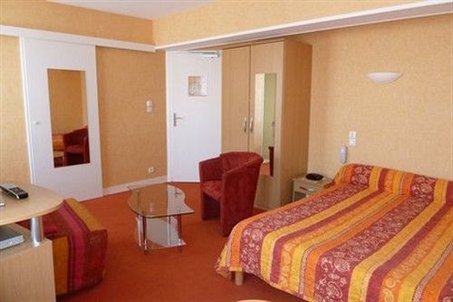 Logis Hotel Restaurant Du Commerce Pont-d'Ouilly ภายนอก รูปภาพ